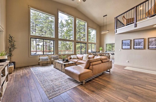 McCall House | Family-Friendly Cabin: Pool Access, Bikes & Games
