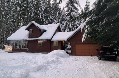 Enumclaw Cabin | Family-friendly cabin along the White River 10 min to Crystal Mtn/ Mt. Rainer NP