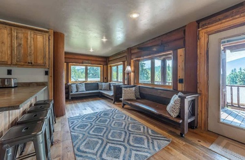 Coram Ski Chalet | Family-Friendly Chalet:BBQ, WiFi,Games& Mtn Views!
