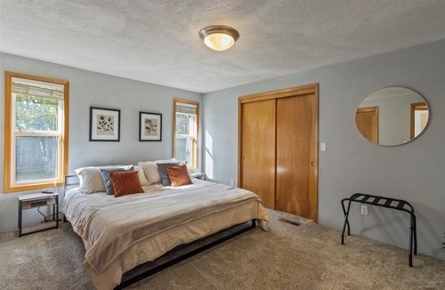 Central Point House | Family Friendly Great Location Inviting and Comfortable Lovely Clean Home