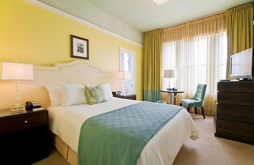 Goose Hollow Hotel | Family Friendly Getaway | Pet Friendly | Parking | 2.2 mi to Washington Park