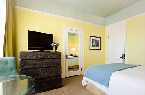 Goose Hollow Hotel | Family Friendly Getaway | Pet Friendly | Parking | 2.2 mi to Washington Park