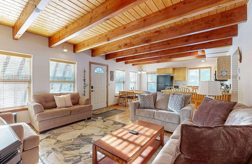 La Pine House | Family-friendly home with WiFi, BBQ grill, washer&dryer, golf nearby