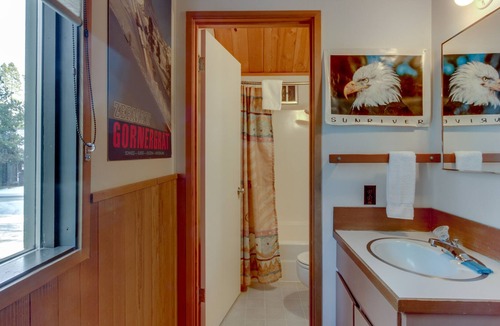 Sunriver Cabin | Family-Friendly Home with Shared Pool - Close to Town - Free SHARC Access