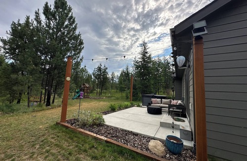 Athol House | Family friendly house minutes from Silverwood with hot tub & fire pit