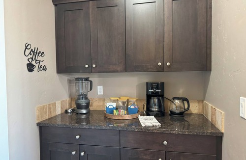 Meridian House | Family-Friendly Stylish 5BR w/Theater & Hot Tub in Meridian Idaho