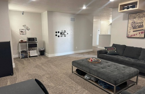 Meridian House | Family-Friendly Stylish 5BR w/Theater & Hot Tub in Meridian Idaho