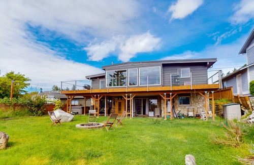 Coupeville House | Family-friendly waterview home with firepit, enclosed yard, and W/D