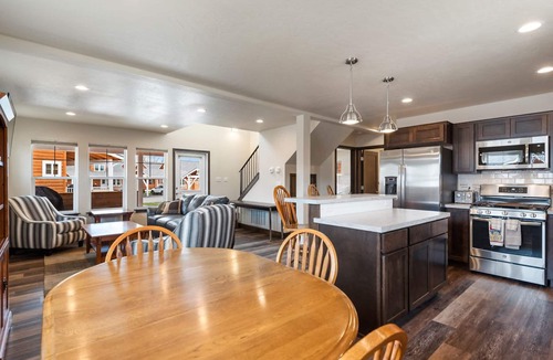 Dover Bay House | Family Fun - 3 Bedroom 2 Bath Parkside Bungalow
