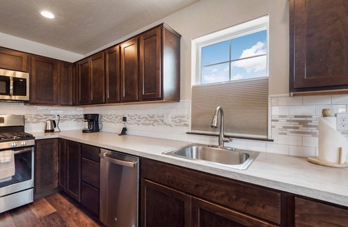 Dover Bay House | Family Fun - 3 Bedroom 2 Bath Parkside Bungalow