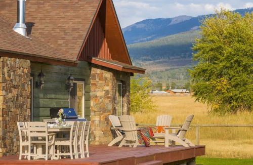 Victor House | Family Fun Fireplace & Huge Deck