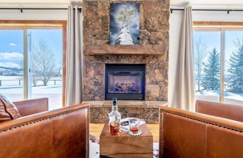 Victor House | Family Fun Fireplace & Huge Deck
