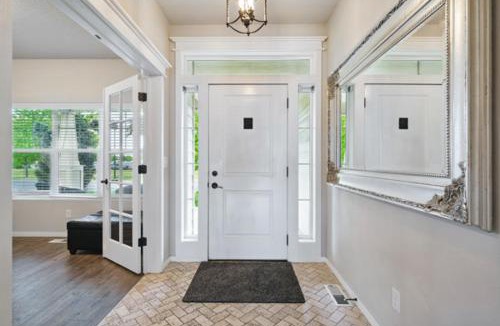 Post Falls House | Family Fun! Gorgeous North Idaho Home w/Tesla Charge : Prairie Inn