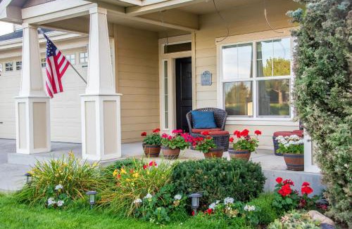 Post Falls House | Family Fun! Gorgeous North Idaho Home w/Tesla Charge : Prairie Inn