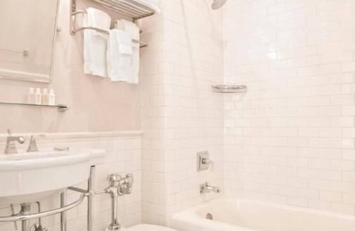 Goose Hollow Hotel | Family Getaway | 2 Chic Units | Pets Allowed | Near Washington Park - 2.2 mi