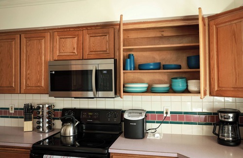 South Richland House | Family home, fully fenced yard with covered deck. Walk to trails and parks.