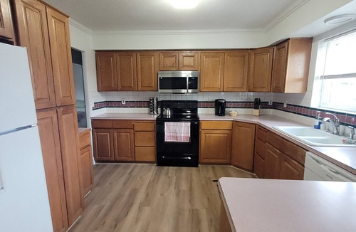 South Richland House | Family home, fully fenced yard with covered deck. Walk to trails and parks.