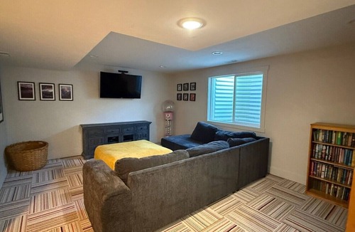 Providence House | Family Home in Providence-EV Charging-sleeps 14