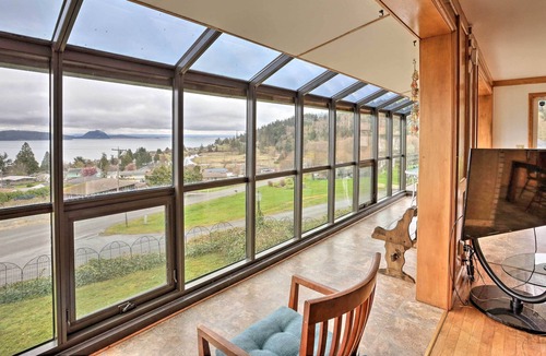 Oak Harbor House | Family Home w/ Skagit Bay View - 6 Mi to Downtown!