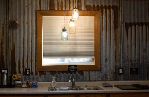 Days Creek House | Family Retreat-Entire Converted Barn-Farm Tours