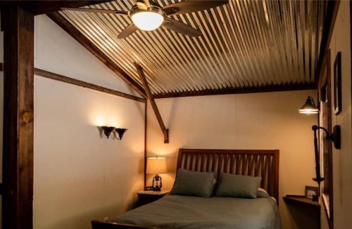 Days Creek House | Family Retreat-Entire Converted Barn-Farm Tours