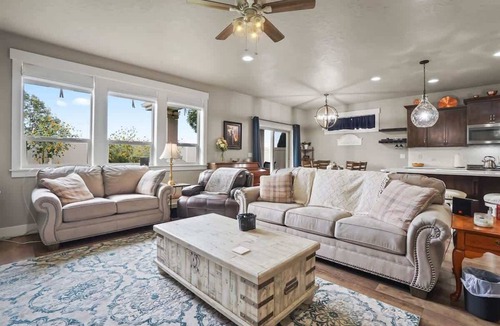 Nampa House | Family Retreat in Nampa | Sleeps 12 | Private Yard, BBQ & Park Access