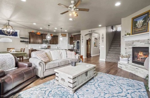 Nampa House | Family Retreat in Nampa | Sleeps 12 | Private Yard, BBQ & Park Access