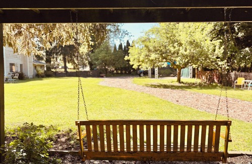 Federal Way House | Family Retreat with Groovy Vibes - Bar + Firepit