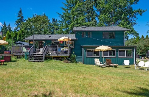 Federal Way House | Family Retreat with Groovy Vibes - Bar + Firepit