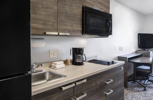 Jonesboro Hotel | Family Stay: 2 Queens with Kitchenette | Near University Museum | Free Parking