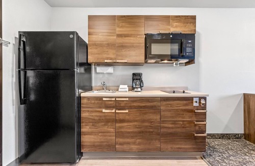 Jonesboro Hotel | Family Stay: 2 Queens with Kitchenette | Near University Museum | Free Parking