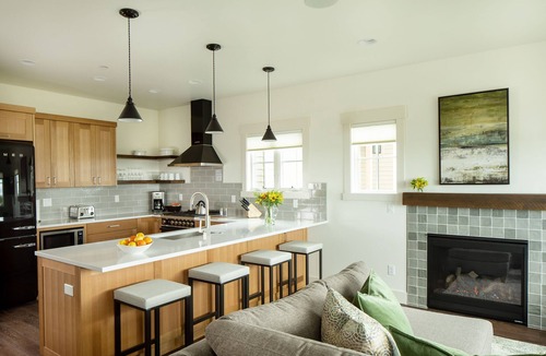 Bend Cottage | Family summer fun ~ resort pool ~ park ~ fire pit ~ golf ~ 24-hr staff ~ Bend 💛