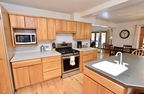 Cascade House | Family Ties ~ Amazing home with views - Sleeps 20 - Game room - Fireplace - Wifi