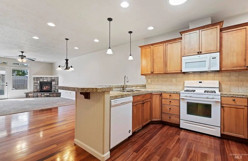 Meridian House | Fantastic Location. Pet-Friendly. Hot-Tub. Free E-bikes. Quiet Neighborhood.