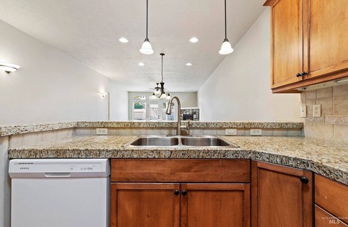 Meridian House | Fantastic Location. Pet-Friendly. Hot-Tub. Free E-bikes. Quiet Neighborhood.