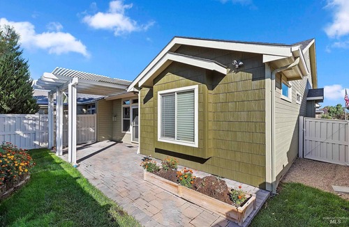 Meridian House | Fantastic Location. Pet-Friendly. Hot-Tub. Free E-bikes. Quiet Neighborhood.