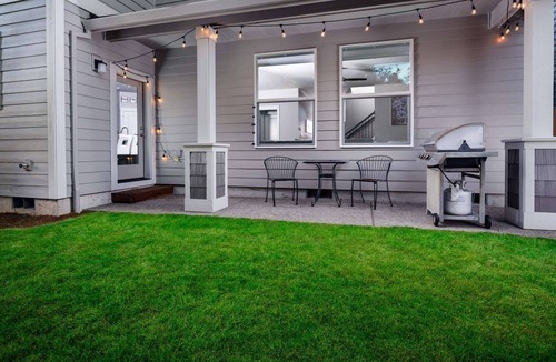 Aloha House | Fantastic New Retreat, Bright Open Floor Plan, WiFi, Game Console, Ping Pong, 20 Min to Portland