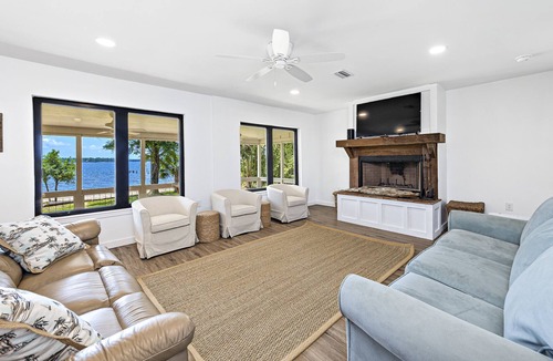 Lillian House | FANTASTIC SPECIALS!BOOK NOW AND SAVE*Newly remodeled private bay front house.