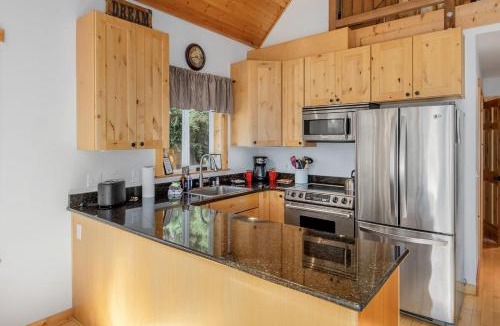Leavenworth House | Fantastic Wooden Cabin with Hot-tub and Fire Pit in Leavenworth, Washington