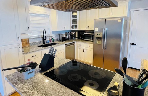 Medford House | Feels like Home-Very Comfy and Well Stocked-Centrally Located-Walk to Major Park