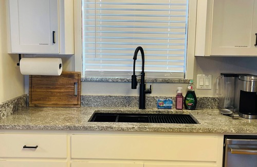 Medford House | Feels like Home-Very Comfy and Well Stocked-Centrally Located-Walk to Major Park