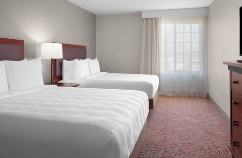 Renton Hotel | Feels Like Home! With Full Kitchen, Complimentary Airport Shuttle!