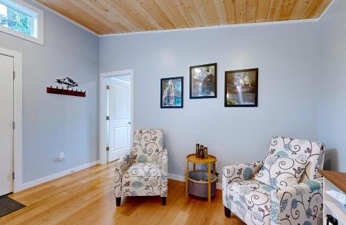 Carson House | Fire Pit & Mtn Views! Cabin, Steps to Wind River