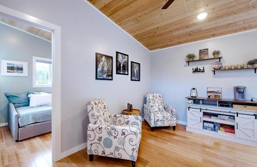 Carson House | Fire Pit & Mtn Views! Cabin, Steps to Wind River