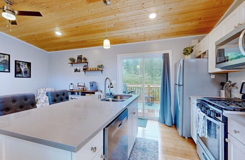 Carson Cottage | Fire Pit & Mtn Views! Cabin, Steps to Wind River