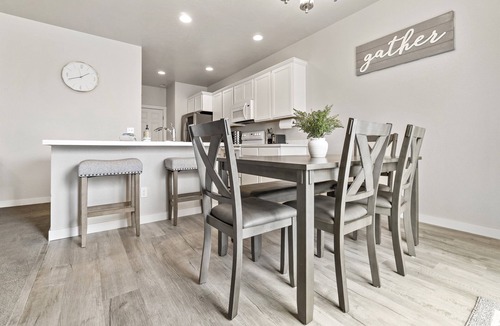 Meridian House | *FirePit*King*Parking*1600ft²*Smart TV*W/D