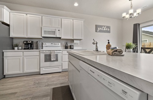 Meridian House | *FirePit*King*Parking*1600ft²*Smart TV*W/D