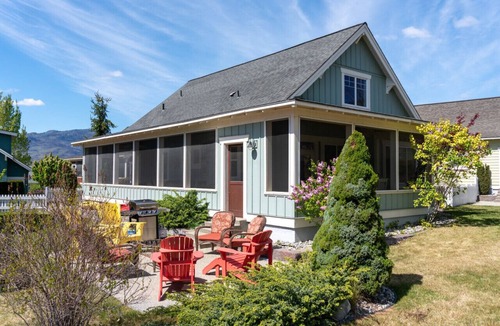 Oroville Cottage | Firerock Hideout - Short stroll to Everything!