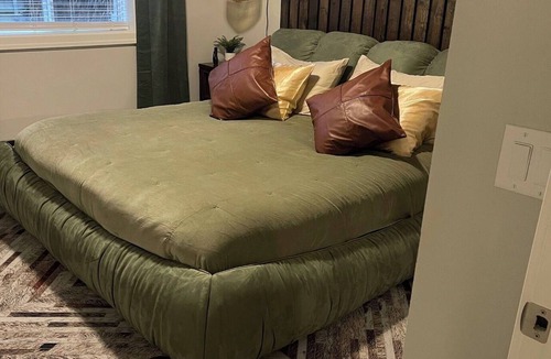 Van Meter Bed & Breakfast | Fireside Bougie Marsh Cinema Retreat w/100” HDTV Screen