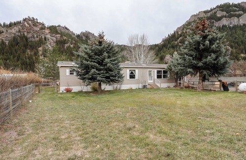 Cascade House | Fishing Eddys- Main House w/Guest House on Missouri River